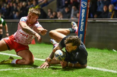 Warrington Wolves 'tan Matty Ashton, 1 Şubat 2025' te Halliwell Jones Stadyumu, Warrington, İngiltere 'de oynanan Toby King' in Warrington Wolves - Leigh Leopards maçında şansını deniyor.