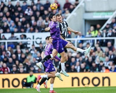 Fulham 'dan Raul Jimenez, Premier League maçı Newcastle United ile 1 Şubat 2025' te St. James 's Park, Newcastle, İngiltere' de oynanan karşılaşmada Newcastle United 'dan Dan Burn ile birlikte topa atladı.