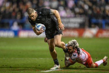 Warrington Wolves 'dan Matt Dufty, 1 Şubat 2025' te İngiltere 'nin Warrington kentinde oynanan Toby King' in Leopards 'a karşı oynadığı Warrington Wolves - Leigh Leopards maçı sırasında Leigh Leopards' dan Ethan O 'neill ile karşılaştı.