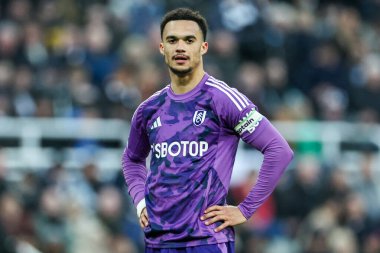 Fulham 'dan Antonee Robinson, 1 Şubat 2025' te İngiltere 'de oynanan Premier Lig karşılaşmasında St.James' s Park 'ta Newcastle United' a karşı Fulham maçına bakıyor.