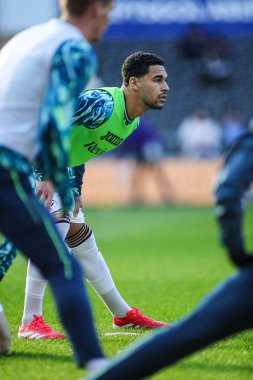 Swansea City 'den Ben Cabango, 1 Şubat 2025' te Swansea.com Stadyumu 'nda Swansea City ile Coventry City arasındaki Sky Bet Şampiyonası öncesinde ısınıyor.