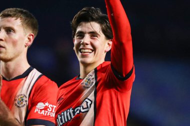 Luton Town 'dan Joe Johnson 1 Şubat 2025' te Hillsborough, Sheffield, İngiltere 'de Çarşamba günü oynanan Gök İddia Şampiyonası maçından sonra adını haykıran taraftarlara gülümsüyor.