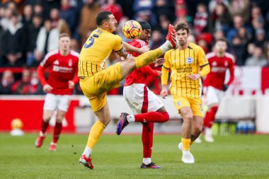 Brighton & Hove Albion takımından Lewis Dunk, İngiltere 'nin Nottingham Forest-Brighton ve Hove Albion maçlarında topu temizliyor.