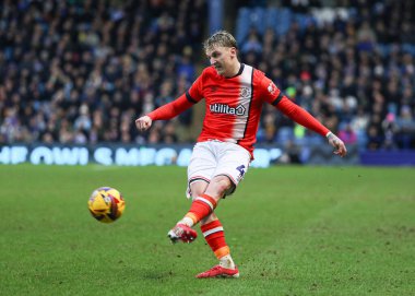 Luton Town 'dan Alfie Doughty, 1 Şubat 2025' te Hillsborough, Sheffield, İngiltere 'de Çarşamba günü oynanan Gök İddia Şampiyonası maçında topu kutuya atıyor.