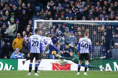 Sheffield Wednesday takımından Michael Smith, 1 Şubat 2025 'te İngiltere' nin başkenti Sheffield 'da Çarşamba günü oynanan ve Luton Town' a karşı oynanan Sky Bet Şampiyonası maçında 1-1 öne geçmek için penaltı aldı.