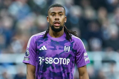 Fulham 'dan Alex Iwobi, 1 Şubat 2025' te İngiltere 'de oynanan Premier Lig karşılaşmasında St.James' s Park 'ta Newcastle United' a karşı Fulham maçına bakıyor.