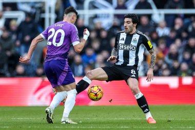 Fulham 'dan Sasa Lukiç, 1 Şubat 2025' te İngiltere 'nin Newcastle kentindeki St. James' s Park 'ta oynanan Premier League karşılaşmasında Newcastle United ile Fulham maçında Newcastle United' dan Sandro Tonali arasında faul yaptı.