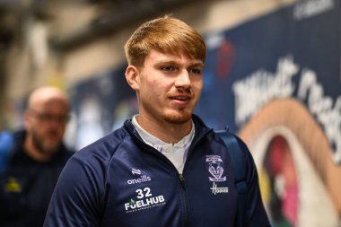 Warrington Wolves 'tan Nolan Tupaea, 1 Şubat 2025' te İngiltere 'nin Warrington şehrindeki Halliwell Jones Stadyumu' nda Toby King 'in Warrington Wolves - Leigh Leopards maçından önce geldi.