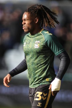 Coventry City 'den Brandon Thomas-Asante, 1 Şubat 2025' te Swansea.com Stadyumu 'nda oynanan Swansea City-Coventry City karşılaşması öncesinde ısınıyor.
