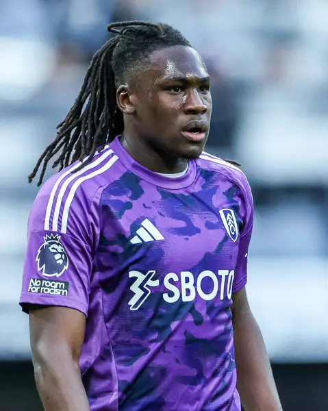 Fulham 'dan Calvin Bassey, Premier Lig maçı sırasında 1 Şubat 2025' te St. James 's Park, Newcastle' da Newcastle United 'a karşı Fulham maçına bakıyor.