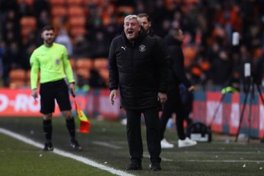 Blackpool 'un baş antrenörü Steve Bruce, 1 Şubat 2025' te Bloomfield Road, Blackpool 'da oynanan Blackpool-Charlton maçında oyuncularına bağırıyor.