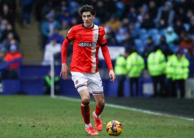 Luton Town 'dan Joe Johnson, 1 Şubat 2025' te İngiltere 'nin başkenti Hillsborough' da oynanan Sheffield Wednesday-Luton Town maçında topu ileri atıyor.