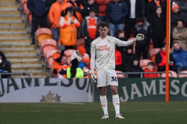 Blackpool takımından Harry Tyrer, Blackpool - Charlton Athletic maçında 1 Şubat 2025 'te Bloomfield Road, Blackpool' da karşılaştı.