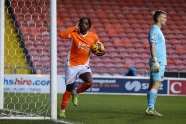 Blackpool 'dan Niall Ennis, 1 Şubat 2025' te Bloomfield Road, Blackpool, İngiltere 'de oynanan Blackpool - Charlton Atletizm maçında 2-2' lik galibiyet golünü kutluyor.