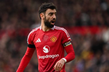 Manchester United takımından Bruno Fernandes, Premier League maçında takım arkadaşlarına talimatlar veriyor. Manchester United, Manchester, İngiltere 'de 2 Şubat 2025' te oynanan Old Trafford 'daki Crystal Palace maçında.