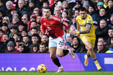 Manchester United takımından Diogo Dalot, Manchester United 'ın 2 Şubat 2025' te Old Trafford, Manchester 'da oynadığı Premier League maçında topla ilerliyor.