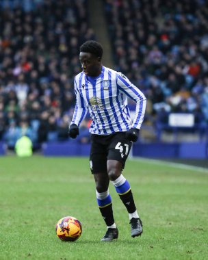 Sheffield Wednesday 'den Djeidi Gassama, 1 Şubat 2025' te İngiltere 'nin Sheffield kentinde Çarşamba günü oynanan Gök İddia Şampiyonası maçında topu ileri sürüyor.