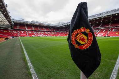 Manchester United, Old Traffo 'daki Crystal Palace' a karşı Premier Lig karşılaşması öncesinde 6 Şubat 1958 'de meydana gelen Münih hava felaketinin anısına siyah köşe bayraklarıyla Old Trafford' a genel bir bakış.