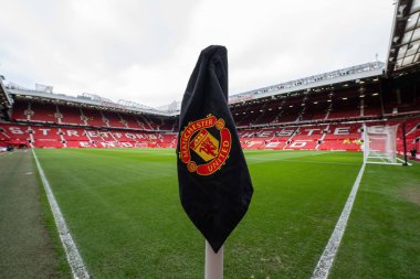 Manchester United, Old Traffo 'daki Crystal Palace' a karşı Premier Lig karşılaşması öncesinde 6 Şubat 1958 'de meydana gelen Münih hava felaketinin anısına siyah köşe bayraklarıyla Old Trafford' a genel bir bakış.