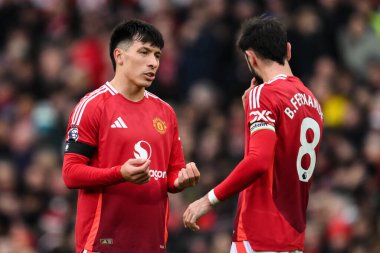 Manchester United takımından Lisandro Martnez, Manchester United 'ın 2 Şubat 2025 tarihinde Old Trafford, Manchester' da oynanan Premier League maçı sırasında Bruno Fernandes ile görüştü.