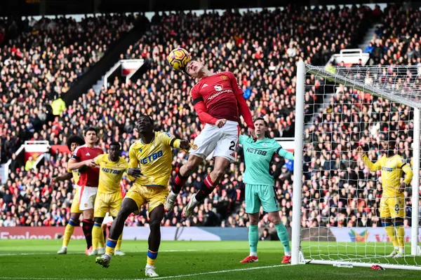 Manchester United 'dan Manuel Ugarte Premier Lig karşılaşmasında topu oyunda tutmak için Manchester United' a karşı Old Trafford, Manchester, Birleşik Krallık 'ta 2 Şubat 2025' te Crystal Palace maçında lider.