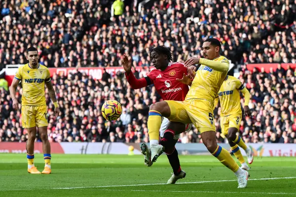 Manchester United takımından Kobbie Mainoo ve Crystal Palace takımından Maxence Lacroix Premier League maçında Manchester United ile Crystal Palace maçında Old Trafford, Manchester, İngiltere 'de 2 Şubat 2025 tarihinde karşı karşıya geldiler.