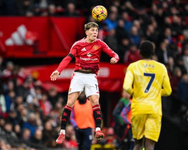 Manchester United takımından Alejandro Garnacho, Manchester United 'ın 2 Şubat 2025' te Old Trafford, Manchester 'da oynadığı Premier League maçında topu sürüyor.