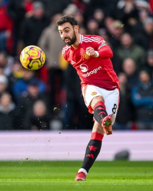 Manchester United 'dan Bruno Fernandes Premier Lig maçında pas veriyor Manchester United, Old Trafford, Manchester, İngiltere' de Crystal Palace 'a karşı, 2 Şubat 2025