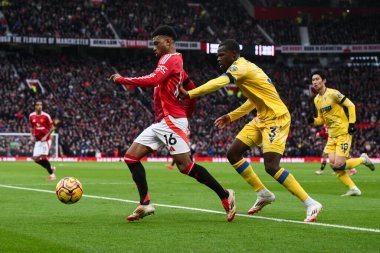 Manchester United takımından Amad Diallo, Premier League maçında Crystal Palace 'dan Tyrick Mitchell' ın baskısı altında Manchester United 'a karşı Old Trafford, Manchester, Birleşik Krallık, 2 Şubat 2025