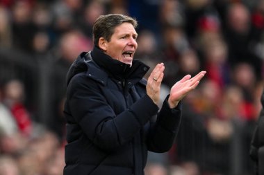 Crystal Palace 'ın Oliver Glasner Müdürü Premier League maçında Manchester United' ın Old Trafford, Manchester, İngiltere 'de 2 Şubat 2025 tarihinde oynadığı Crystal Palace maçında takımını alkışladı.