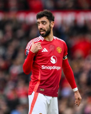 Manchester United takımının 2 Şubat 2025 'te Old Trafford, Manchester' da oynanan Premier League maçında Bruno Fernandes takım talimatlarını verdi.