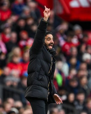 Manchester United takımının menajeri Ruben Amorim, Manchester United 'ın 2 Şubat 2025' te Old Trafford, Manchester 'daki Crystal Palace maçında takım talimatlarını verdi.