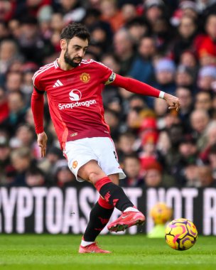 Manchester United 'dan Bruno Fernandes Premier Lig maçında pas veriyor Manchester United, Old Trafford, Manchester, İngiltere' de Crystal Palace 'a karşı, 2 Şubat 2025