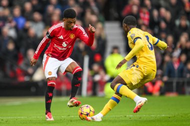 Manchester United takımından Amad Diallo ve Crystal Palace takımından Tyrick Mitchell Premier League maçında Manchester United ile Old Trafford, Manchester, İngiltere 'de 2 Şubat 2025 tarihinde oynanan Crystal Palace maçında top için mücadele ettiler.