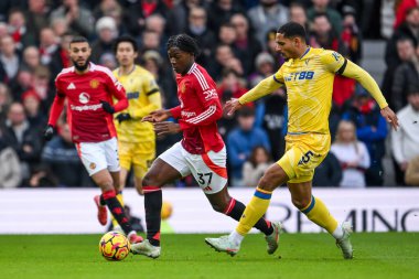 Manchester United takımından Kobbie Mainoo, Manchester United - Crystal Palace maçında Crystal Palace 'dan Maxence Lacroix' i geçti.