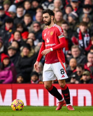 Manchester United 'dan Bruno Fernandes Premier League maçında Manchester United ile Manchester United arasındaki Old Trafford, Manchester, İngiltere' de 2 Şubat 2025 tarihinde oynanan Crystal Palace maçında topla hareket halindedir.