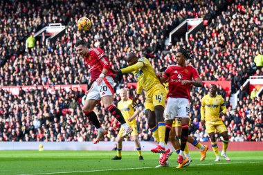 Manchester United takımından Diogo Dalot, Manchester United 'ın 2 Şubat 2025' te Old Trafford, Manchester 'da oynadığı Premier League maçında kaleye doğru ilerliyor.