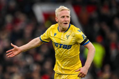 Crystal Palace 'dan Will Hughes, Premier League maçında takım talimatlarını veriyor Manchester United, Old Trafford, Manchester, İngiltere' de Crystal Palace 'a karşı, 2 Şubat 2025