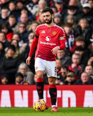 Manchester United 'dan Bruno Fernandes Premier League maçında Manchester United ile Manchester United arasındaki Old Trafford, Manchester, İngiltere' de 2 Şubat 2025 tarihinde oynanan Crystal Palace maçında topla hareket halindedir.