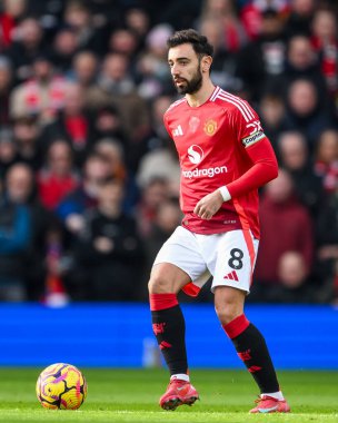 Manchester United takımından Bruno Fernandes, Manchester United 'ın 2 Şubat 2025' te Old Trafford, Manchester 'da oynadığı Crystal Palace maçında topa bir son verdi.