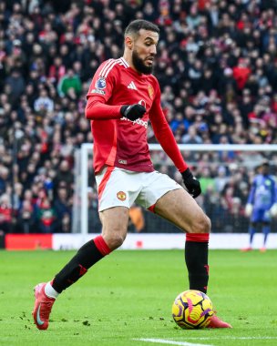 Manchester United takımından Noussair Mazraoui, Manchester United 'ın 2 Şubat 2025' te Old Trafford, Manchester 'da oynadığı Premier League maçında topa vuruyor.