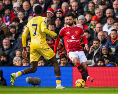 Manchester United 'dan Bruno Fernandes Premier League maçında Manchester United ile Manchester United arasındaki Old Trafford, Manchester, İngiltere' de 2 Şubat 2025 tarihinde oynanan Crystal Palace maçında topla hareket halindedir.