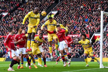 Kristal Saray 'dan Maxence Lacroix Premier Lig karşılaşmasında Manchester United' ın Old Trafford, Manchester, İngiltere 'deki Crystal Palace maçında topu açık farkla önde götürüyor.