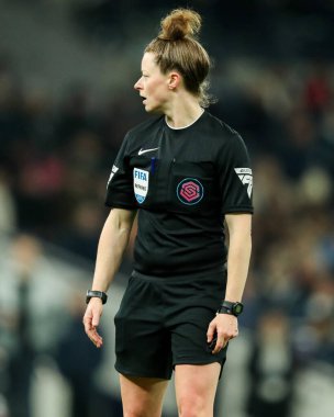 Hakem Kirsty Dowle, 2 Şubat 2025 tarihinde Tottenham Hotspur Stadyumu 'nda oynanan Barclays Bayanlar Süper Ligi maçında Tottenham Hotspurs Kadınlar Manchester United Women maçına bakıyor.