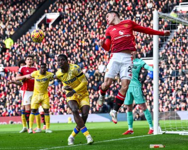 Manchester United takımından Manuel Ugarte, Premier League maçında Manchester United 'ın Old Trafford, Manchester, Birleşik Krallık' ta 2 Şubat 2025 'te oynadığı Crystal Palace maçında kaleye geri dönüyor.