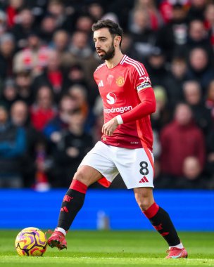 Manchester United takımından Bruno Fernandes, Manchester United 'ın 2 Şubat 2025' te Old Trafford, Manchester 'da oynadığı Crystal Palace maçında topa bir son verdi.