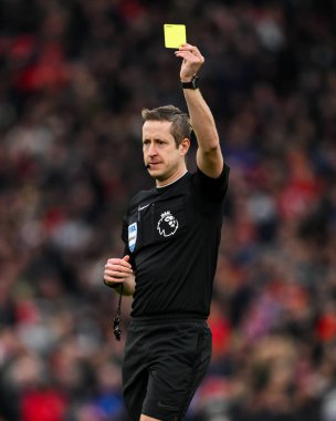 Hakem John Brooks, Manchester United 'ın 2 Şubat 2025' te Old Trafford, İngiltere 'deki Crystal Palace maçında Manchester United' a karşı oynadığı Premier League maçında Manchester United 'dan Harry Maguire' a sarı kart verdi.