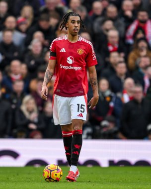 Manchester United takımından Leny Yoro, Manchester United 'ın 2 Şubat 2025' te Old Trafford, Manchester 'da oynadığı Premier League maçında topla hareket halindedir.