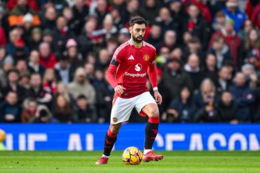 Manchester United takımından Bruno Fernandes, Manchester United 'ın 2 Şubat 2025' te Old Trafford, Manchester 'da oynadığı Crystal Palace maçında topa bir son verdi.