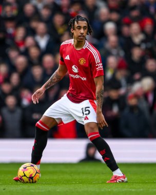 Manchester United takımından Leny Yoro, Manchester United 'ın 2 Şubat 2025' te Old Trafford, Manchester 'da oynadığı Premier League maçında topla hareket halindedir.